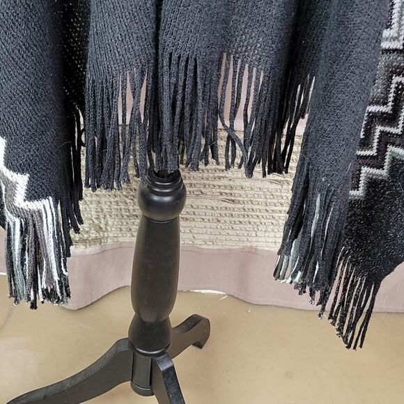 CAREN SPORT‎ Fringed  Chevron Cape OS Plus - Picture 9 of 9